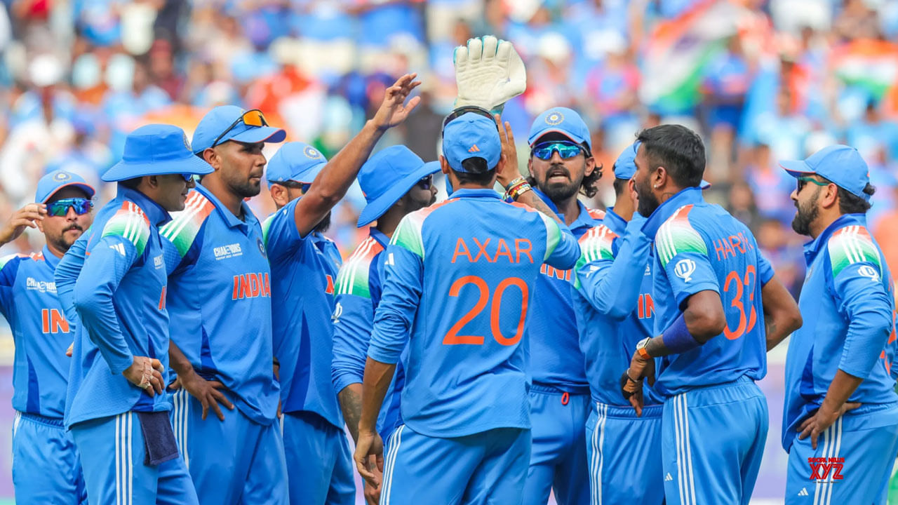 రవీంద్ర జడేజా: రవీంద్ర జడేజా గొప్ప ఆల్ రౌండర్, కానీ భారత జట్టుకు ప్రస్తుతానికి అతని అవసరం లేకపోవచ్చు. జడేజాను పక్కనపెట్టినా, భారత్కు ఇంకా ఏడు బ్యాటింగ్ ఎంపికలు ఉంటాయి. జడేజా స్థానంలో వరుణ్ చక్రవర్తిని తీసుకుంటే, భారత్ జట్టులో వికెట్లు తీయగల సామర్థ్యం ఉన్న స్పిన్నర్ ఉంటాడు. అంతేకాకుండా, చక్రవర్తి ఇటీవలి ఫామ్ అద్భుతంగా ఉంది. భారత జట్టు అతనిని సద్వినియోగం చేసుకోవాలి. తొలి రెండు మ్యాచ్ల్లోనూ భారత జట్టు మిడిల్ ఓవర్లలో చాలా కాలంగా వికెట్లు తీయడంలో విఫలమైందని గమనించవచ్చు. చక్రవర్తిని తీసుకురావడం ద్వారా ఈ లోపాన్ని అధిగమించవచ్చు.