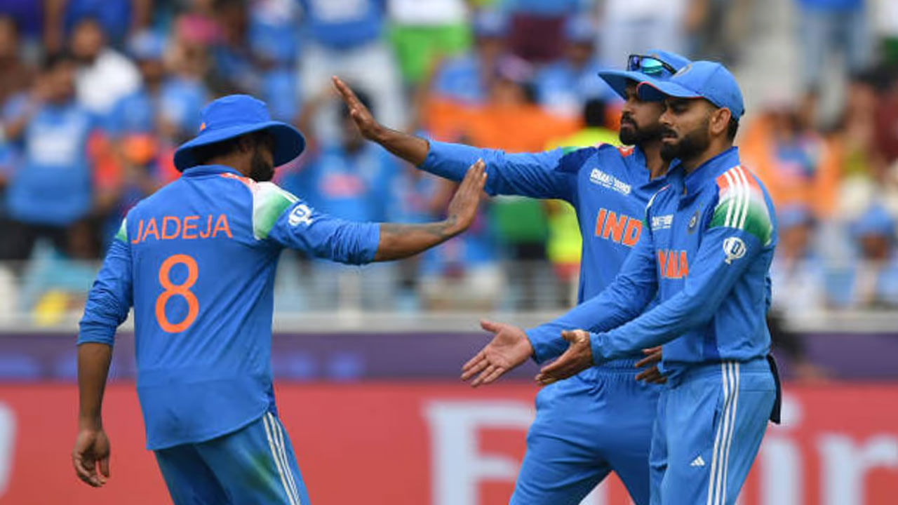 మహ్మద్ షమీ: పాకిస్థాన్తో జరిగిన మ్యాచ్లో మహ్మద్ షమీ బౌలింగ్ అస్సలు బాగాలేదు. అతను బంగ్లాదేశ్పై అద్బుత ప్రదర్శన ఇచ్చినప్పటికీ, పాకిస్తాన్పై అతని ప్రదర్శన చాలా సాధారణంగా మారింది. మ్యాచ్ మధ్యలో ఫిజియో మైదానంలోకి రావాల్సి రావడంతో షమీ ఫిట్నెస్పై కూడా కొన్ని ప్రశ్నలు తలెత్తాయి. రాబోయే ముఖ్యమైన మ్యాచ్లను దృష్టిలో ఉంచుకుని, ఈ మ్యాచ్ నుంచి షమీకి విశ్రాంతి ఇవ్వాలి.