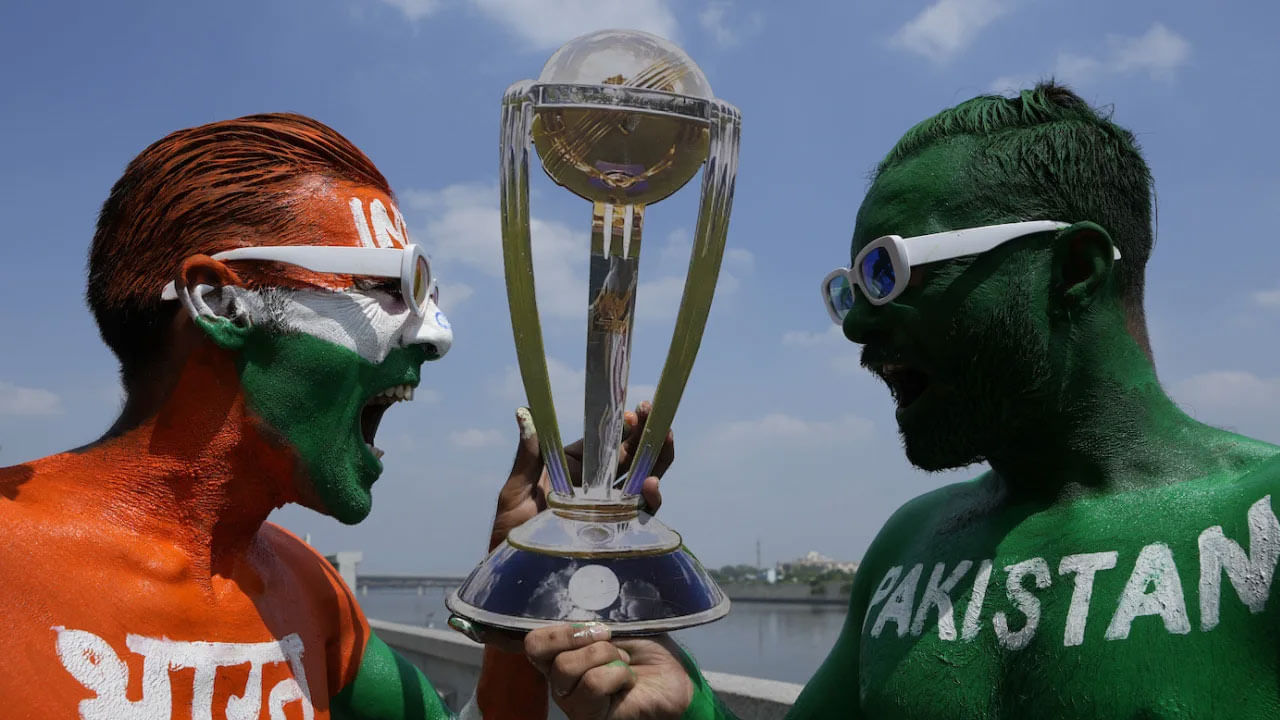 ఇప్పుడు ఛాంపియన్స్ ట్రోఫీలో, భారత జట్టు ఫిబ్రవరి 23న పాకిస్థాన్‌తో తన రెండవ మ్యాచ్ ఆడనుంది. పాకిస్తాన్ ఒక మ్యాచ్ ఓడిపోయింది. కాబట్టి, పాక్ జట్టుపై చాలా ఒత్తిడి ఉంటుంది. అదే సమయంలో, పాకిస్తాన్‌పై కూడా తన విజయ పరంపరను కొనసాగించాలనే ఉద్దేశ్యంతో టీమ్ ఇండియా రంగంలోకి దిగుతుంది. ఇటువంటి పరిస్థితిలో, టీమిండియా ప్లేయింగ్ 11 లో కొన్ని మార్పులు కనిపించే అవకాశం ఉంది. పాకిస్థాన్‌తో జరిగే మ్యాచ్‌లో భారత జట్టు ప్లేయింగ్ 11 నుంచి తొలగించబడే ముగ్గురు ఆటగాళ్ల గురించి ఇప్పుడు తెలుసుకుందాం..