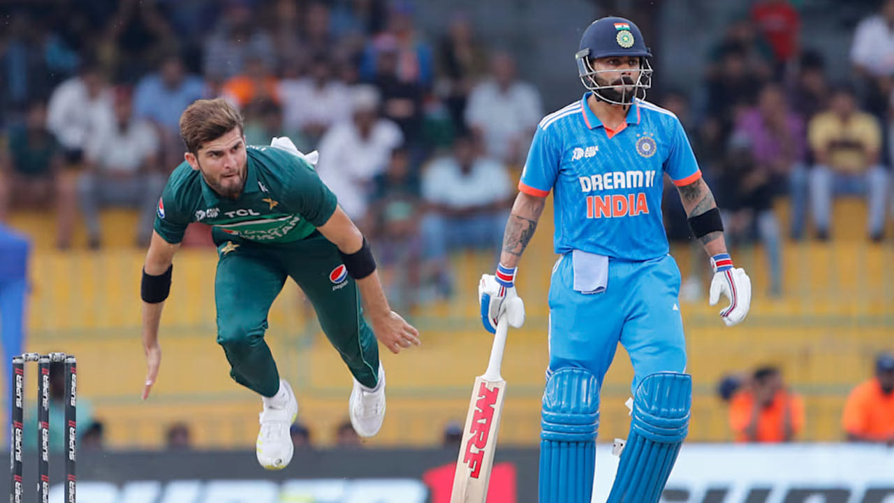 India vs Pakistan: ఛాంపియన్స్ ట్రోఫీ 2025లో తన తొలి మ్యాచ్‌లో రోహిత్ శర్మ సేన బంగ్లాదేశ్‌ను 6 వికెట్ల తేడాతో ఓడించింది. ఈ విధంగా, టీమ్ ఇండియా మెగా ఈవెంట్‌లో తన ప్రచారాన్ని విజయంతో ప్రారంభించింది. భారతదేశం తరపున ఈ విజయానికి హీరోలు శుభ్‌మాన్ గిల్, మహమ్మద్ షమీ అనే సంగతి తెలిసిందే. కుడిచేతి వాటం పేసర్ షమీ 5 వికెట్లు పడగొట్టగా, గిల్ అజేయ సెంచరీతో కీలకంగా వ్యవహరించాడు.