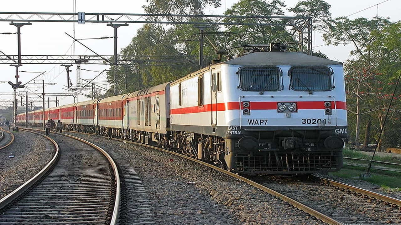 Indian Railways: ఇటీవల తత్కాల్ టికెట్ల విధానంలో నిబంధనలు, సమయ వేళలు మారినట్లు సోషల్ మీడియాలో పలు కథనాలు వచ్చాయి. అయితే దీనిపై రైల్వే స్పందించింది. ఎలాంటి నిబంధనలు, సమయ వేళలు మార్చలేదని స్పష్టం చేసింది. సోషల్ మీడియాలో వైరల్ అవుతున్న వార్తల్లో ఎలాంటి నిజం లేదని తెలిపింది. మరి ప్రస్తుతం తత్కాల్ టికెట్ల బుకింగ్ సమయ వేళలు, ఛార్జీల వివరాలు తెలుసుకుందాం.