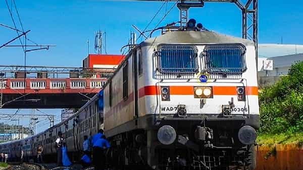 IRCTC Tickets: ఆ కారణం వల్లే ఆన్లైన్లో రైలు టిక్కెట్ ధరలు ఎక్కువ.. ఎంపీ ప్రశ్నకు రైల్వే మంత్రి ఆన్సర్..!