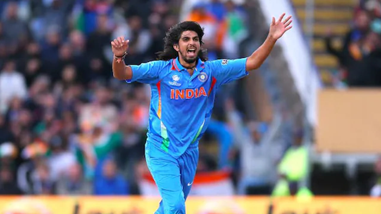 ఛాంపియన్స్‌ ట్రోఫీల్లో అత్యధిక వికెట్లు తీసుకున్న భారత బౌలర్ల జాబితాలో ఐదో స్థానంలో ఇషాంత్‌ శర్మ ఉన్నాడు. ఇషాంత్‌ 2009 నుంచి 2013 మధ్య జరిగిన ఛాంపియన్స్‌ ట్రోఫీల్లో ఆడాడు. మొత్తం 7 మ్యాచ్‌లు ఆడి  23.84 యావరేజ్‌తో 13 వికెట్లు సాధించాడు. ఎకానమీ 5.79గా ఉంది. బెస్ట్‌ బౌలింగ్‌ స్టాట్స్‌ వచ్చిసి 33 పరుగులు ఇచ్చి 3 వికెట్లు సాధించాడు.  