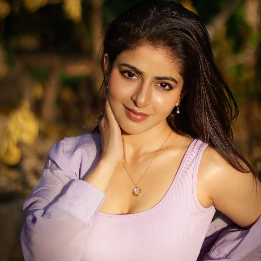 నిఖిల్ హీరోగా నటించిన 'స్పై' సినిమాతో టాలీవుడ్ ఎంట్రీ ఇచ్చింది ఐశ్వర్య మీనన్. తొలి సినిమాతో మంచి గుర్తింపు పొందింది. హీరో కార్తియకకి జోడిగా 'భజే వాయు వేగం' అనే చిత్రంతో హిట్ అందుకుంది.