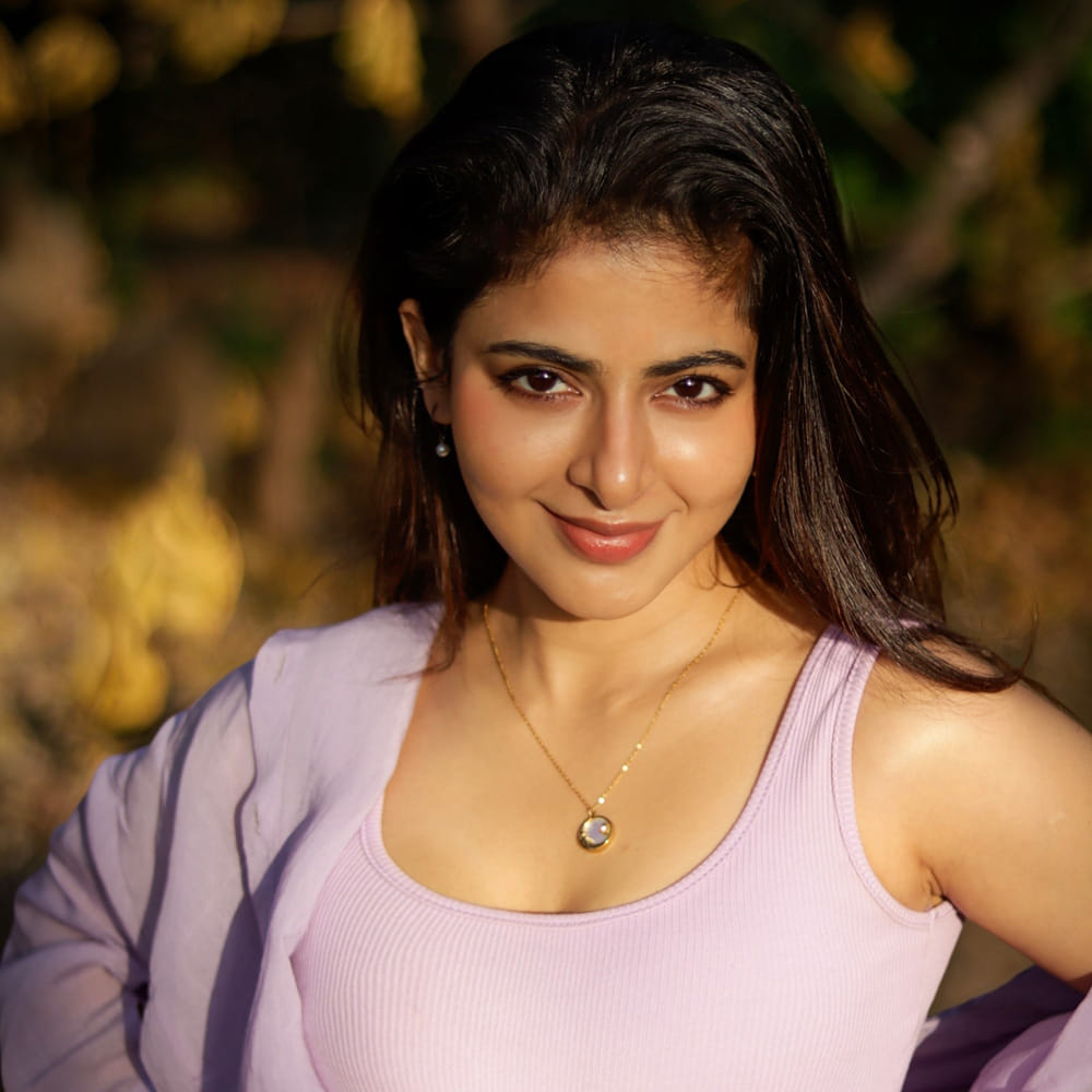 తాజాగా, ఐశ్వర్య మీనన్ స్లీవ్ లెస్ లైట్ మెరూన్ కలర్ ట్రెడిషనల్ డ్రెస్ ధరించి మెస్మరైజ్ చేస్తుంది. ఇక ఈ ఫొటోలను చూసిన నెటిజన్లు వావ్, సూపర్, గార్జియస్, స్టన్నింగ్ అని కామెంట్లు పెడుతున్నారు.