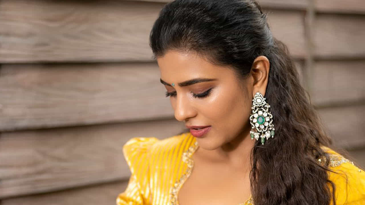 ఇక మూవీ సక్సెస్ జోష్లో ఉన్న ఈ అమ్మడు తాజాగా తన అందాలతో కుర్రకారుకు బాణాలు విసిరింది. పసుపు రంగు చీర ధరించి ఎంతో అందంగా కనిపించింది.