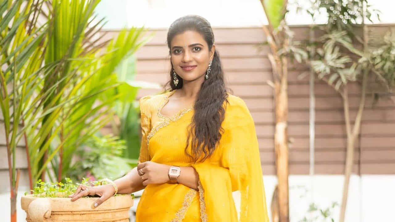 ట్రెడిషనల్ లుక్లో, చూడటానికి చాలా పద్ధతిగా ఉంది ఐశ్వర్యా రాజేష్. శారీలో తన వయ్యారాలను ఒలుకబోస్తూ.. అందరినీ మరోసారి తనవైపుకు తింపుకుంది.
