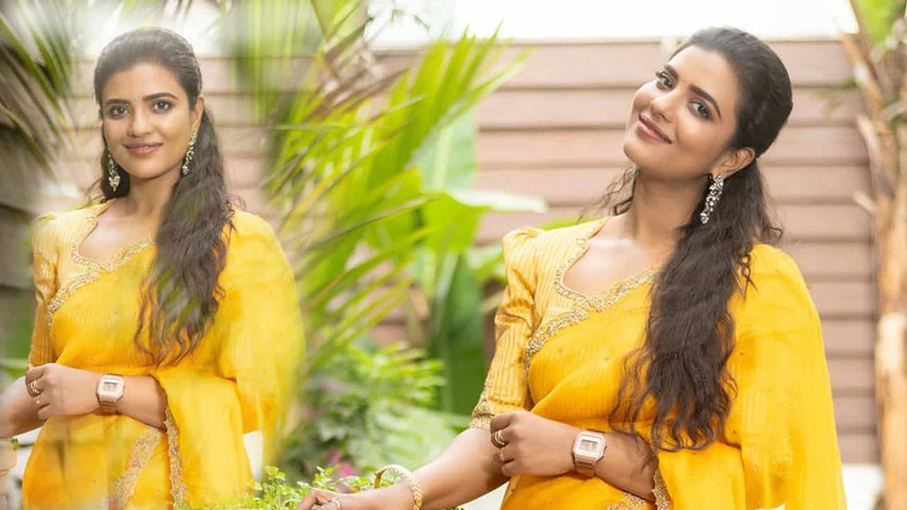 ప్రస్తుతం ఈ బ్యూటీకి సంబంధించిన ఈ ఫొటోలు సోషల్ మీడియాలో తెగ ట్రెండ్ అవుతున్నాయి. దీంతో భాగ్యం చీరలో చాలా బాగుంది అంటూ కామెంట్స్ చేస్తున్నారు నెటిజన్స్