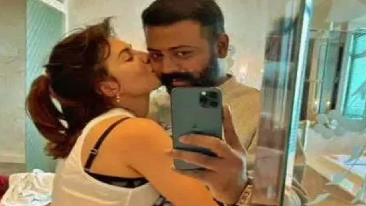  సుకేశ్ చంద్ర శేఖర్  జాక్వెలిన్ ఫెర్నాండెజ్ కు ఒక ప్రైవేట్ జెట్ ను బహుమతిగా ఇచ్చాడు. అంతేకాదు ఒక ప్రేమ లేఖను కూడా పంపించాడు.
