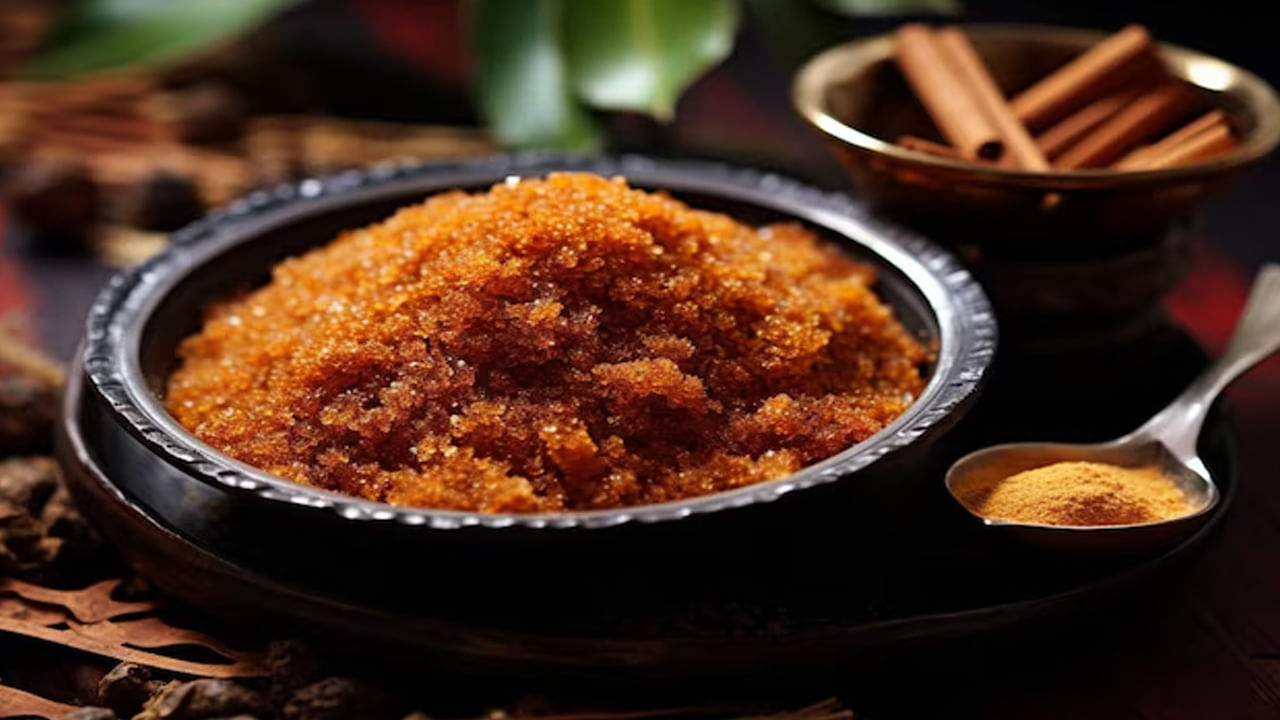 పీరియడ్స్ సమయంలో బెల్లం, లవంగాలు కలిపి తినటం వల్ల నొప్పి నుంచి, క్రాంప్స్​నుంచి ఉపశమనం ఇస్తుంది. లవంగాలను నీళ్లలో వేసి మరిగించాలి. దానిలో బెల్లం వేసుకుని తాగితే మంచిది. లవంగాల పొడి, బెల్లాన్ని గోరువెచ్చని నీళ్లలో వేసుకుని కలిపి తాగినా మంచి ప్రయోజనాలు అందుతాయి.