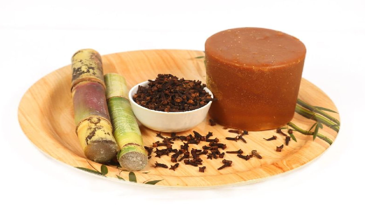 కూరల్లో, సూప్స్​లో, స్వీట్స్​లో కూడా వీటి కాంబినేషన్ ట్రై చేసి తీసుకోవచ్చు. లవంగాలు, బెల్లాన్ని పేస్ట్​గా చేసి నొప్పి ఉన్న ప్రాంతంలో అప్లై చేస్తే మంచి ఫలితాలుంటాయి. బెల్లం, లవంగాలను కలిపి తినడం వల్ల శరీరానికి విటమిన్ బి, ఎ, సి, ఐరన్, పొటాషియం, మెగ్నీషియం, కాల్షియం, ఫాస్పరస్, ఫైబర్, యాంటీఆక్సిడెంట్, యాంటీ బాక్టీరియల్, యాంటీ ఇన్‌ఫ్లమేటరీ లక్షణాలు లభిస్తాయి.