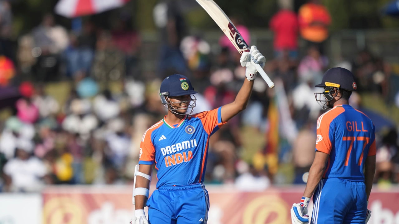 1. యశస్వి జైస్వాల్: టీమిండియా స్టార్ ఓపెనర్ యశస్వి జైస్వాల్ వయసు 23 ఏళ్లు మాత్రమే. అయితే, టీ20, టెస్టు ఫార్మాట్లలో తన బ్యాటింగ్‌తో అగ్రశ్రేణి జట్లకు కూడా భయం పుట్టించాడు. జైస్వాల్ ఇప్పటివరకు టీమ్ ఇండియా తరపున 23 మ్యాచ్‌లు ఆడాడు. అందులో అతని పేరు మీద ఒక సెంచరీ ఉంది. అదే సమయంలో, జైస్వాల్ కూడా 84, 93 పరుగుల అజేయ ఇన్నింగ్స్‌లతో సహా 5 అర్ధసెంచరీలు చేశాడు. జైస్వాల్ స్టైల్ ఎంత ప్రాణాంతకం అంటే భవిష్యత్తులో ఈ ఫార్మాట్‌లో డబుల్ సెంచరీ కూడా సాధించగలడు అని తెలుస్తోంది.