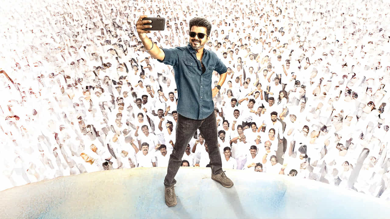 చూస్తున్నారుగా విజయ్ సినిమా ఫస్ట్ లుక్. లక్షలాది మంది వెనకాల ఉంటే.. నాయకుడిగా ముందున్నారు దళపతి. అందుకే ఈయన సినిమాకు జన నాయగన్ అనే టైటిల్ ఖరారు చేసారు. ఆయనకున్న ఇమేజ్కు ఈ టైటిల్ పర్ఫెక్ట్ అంటున్నారు ఆడియన్స్ కూడా.