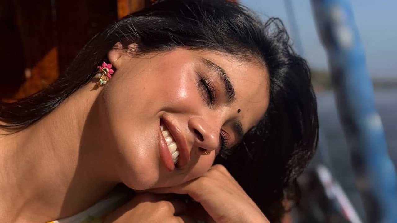 ధడక్ సినిమాతో బాలీవుడ్లోకి నటిగా ఎంట్రీ ఇచ్చిన ఈ అమ్మడు, దేవర సినిమాతో టాలీవుడ్ ప్రేక్షకులను పలకరించి, మంచి క్రేజ్ సొంతం చేసుకుంది. ఇప్పటికే ఈ బ్యూటీ తన మొదటి సినిమాతో బ్లాక్ బస్టర్ హిట్ తన ఖాతాల వేసుకున్న విషయం తెలిసిందే.