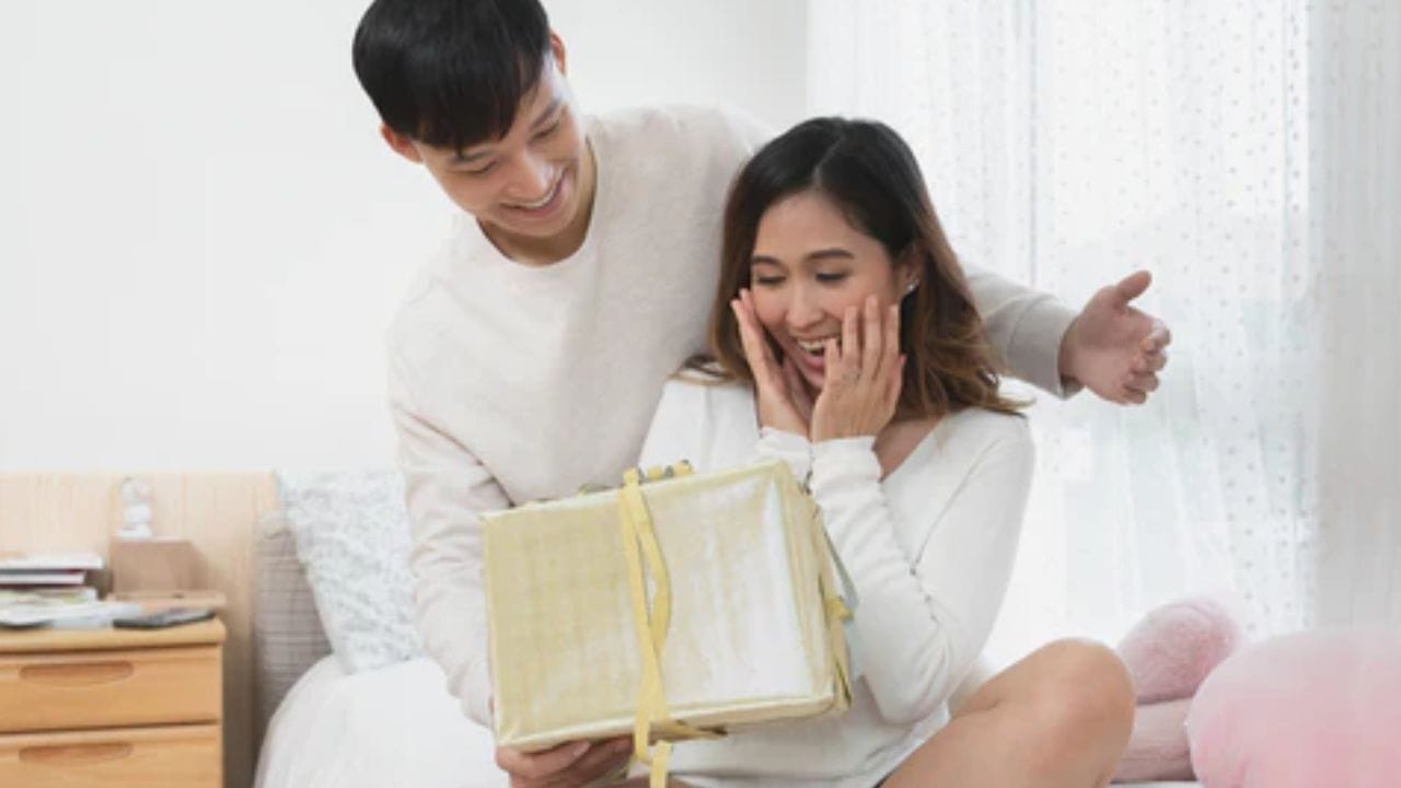 జపాన్ (Japan).. జపాన్‌లో మహిళలు వాలెంటైన్స్ డే నాడు తమ భాగస్వాములకు చాక్లెట్లు, ఆభరణాలు ఇవ్వడం ద్వారా పూర్తిగా బయటకు వెళ్లాలని భావిస్తారు. కానీ సంప్రదాయం అక్కడే ఆగదు. సరిగ్గా ఒక నెల తర్వాత మార్చి 14న జపాన్ ప్రజలు వైట్ డేను జరుపుకుంటారు. ఆ రోజున బహుమతులు పొందిన పురుషులు తిరిగి ఇవ్వవలసి ఉంటుంది.