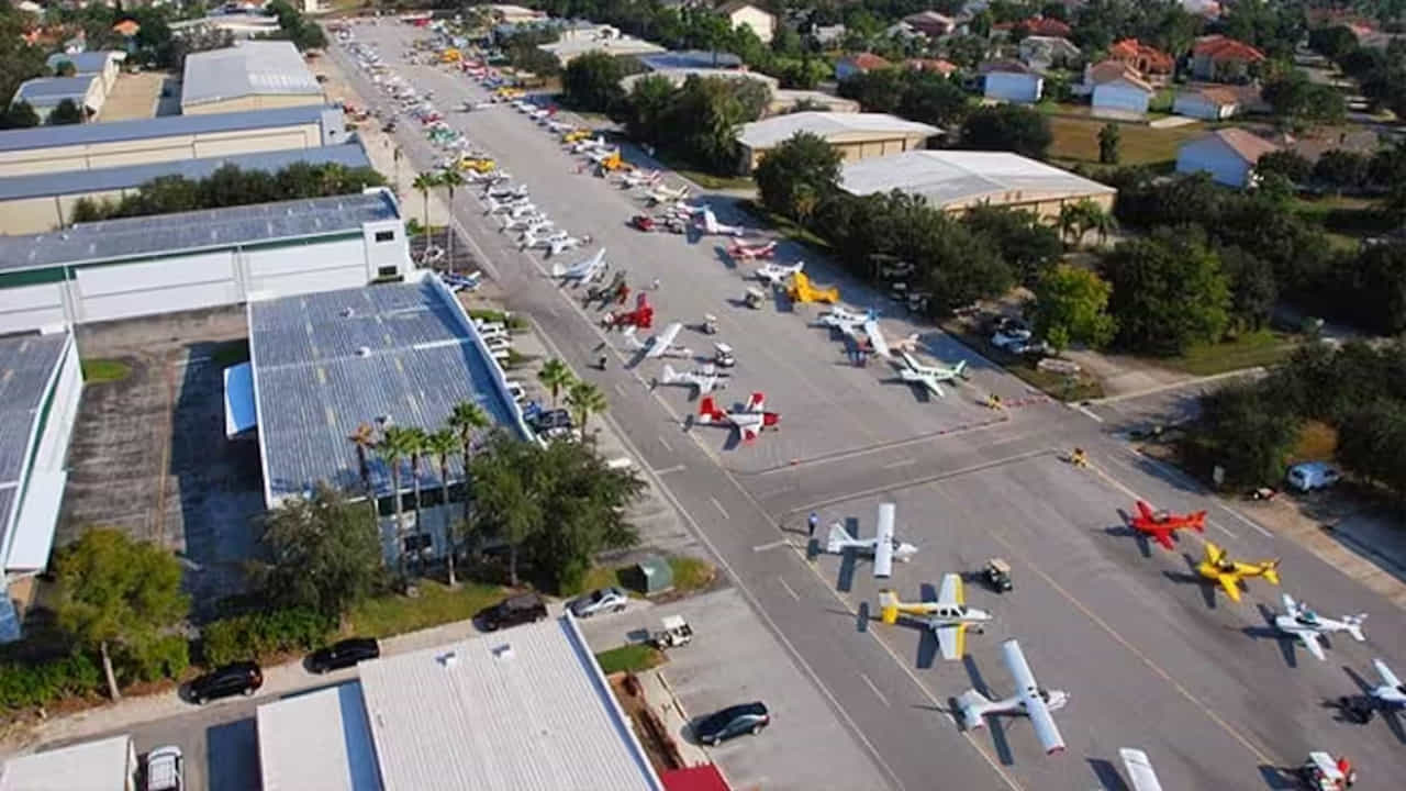 Private Jet at California: ప్రపంచంలోని ఈ ప్రత్యేకమైన గ్రామంలో మీరు పార్కింగ్ స్థలంలో కార్లు, బైక్లను కాదు, విమానాలను చూస్తారు. వారి ఇంటి ప్రాంగణంలో ఒక ప్రైవేట్ విమానం కనిపిస్తుంది.