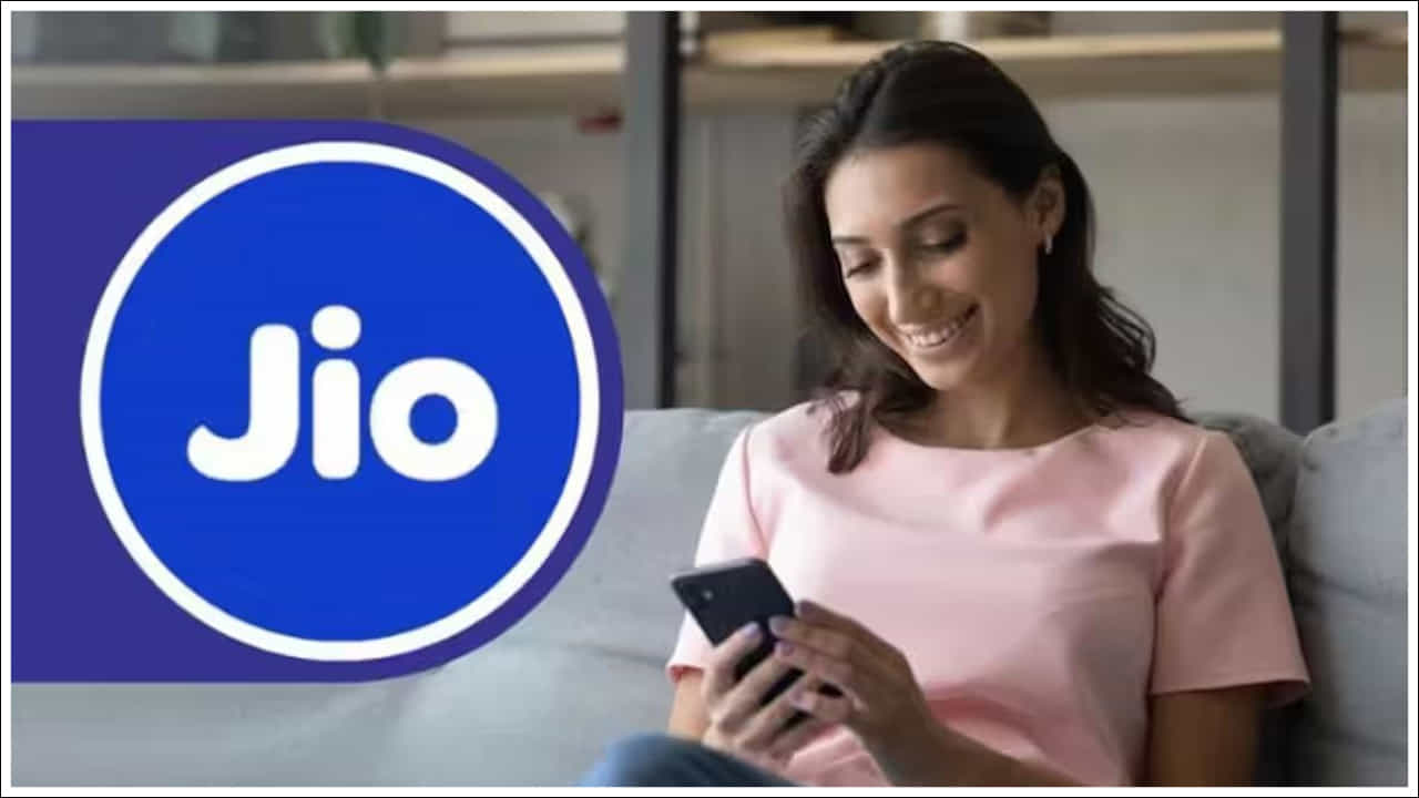ఈ ప్లాన్ తో మీరు JioTV కి ఉచిత యాక్సెస్ వంటి కొన్ని డిజిటల్ ప్రయోజనాలను కూడా పొందుతారు. దీని ద్వారా మీరు టీవీ ఛానెల్స్, షోలను చూడవచ్చు. 50GB Jio AI క్లౌడ్ స్టోరేజ్. ఇది ఫైల్ బ్యాకప్, డేటా స్టోరేజ్ కు చాలా ఉపయోగకరంగా ఉంటుంది.మీరు డేటాతో కూడిన ప్లాన్ కోరుకుంటే, జియో రూ. 2,025 ప్లాన్ మంచిది. ఇది 2.5GB రోజువారీ డేటా, అపరిమిత కాల్స్, 200 రోజుల పాటు SMS లను అందిస్తుంది.