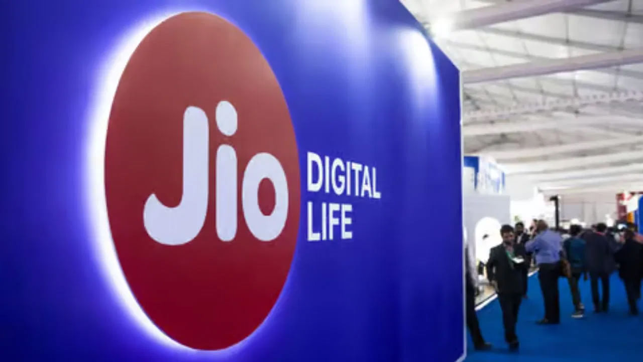 జియో రూ.999 ప్లాన్: దీర్ఘకాలిక చెల్లుబాటు కోరుకునే వినియోగదారులు జియో రూ.999 ప్లాన్‌ను ఎంచుకోవచ్చు. 999 రీఛార్జ్ ప్లాన్‌ను ఎంచుకోవచ్చు. ఈ ప్లాన్ లో మీకు 98 రోజుల చెల్లుబాటు లభిస్తుంది. ఒకేసారి దాదాపు 100 రోజులు రీఛార్జ్ చేయడం వల్ల కలిగే ఇబ్బంది నుండి మీరు విముక్తి పొందుతారు. 98 రోజుల పాటు ఏ నెట్‌వర్క్‌కైనా అపరిమిత కాల్స్ చేసుకోవచ్చు. దీనిలో మీకు ప్రతిరోజూ 2GB డేటా లభిస్తుంది. దీనిలో మీరు ప్రతిరోజూ 100 ఉచిత SMSలను కూడా పొందుతారు.