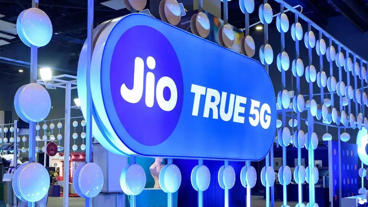 జియో 28 రోజుల ప్లాన్: మీరు జియో జాబితాలో 28 రోజులకు ఉత్తమమైన ప్లాన్ కోసం చూస్తున్నట్లయితే మీరు రూ. 349 ప్లాన్ తీసుకోవచ్చు. ఎక్కువ డేటా కోరుకునే వినియోగదారులకు ఇది ఉత్తమ ఎంపిక. ఈ ప్లాన్‌లో, మీరు 28 రోజుల పాటు ఏ నెట్‌వర్క్‌కైనా అపరిమిత కాల్స్ చేసుకోవచ్చు. ఇది కాకుండా, ఈ ప్లాన్‌లో వినియోగదారులకు రోజుకు 2GB డేటా లభిస్తుంది. అపరిమిత కాలింగ్, డేటాతో పాటు, ఈ ప్లాన్ రోజుకు 100 ఉచిత SMSలు, జియో సినిమా, జియో టీవీ, జియో క్లౌడ్‌కు ఉచిత సభ్యత్వాన్ని కూడా అందిస్తుంది.