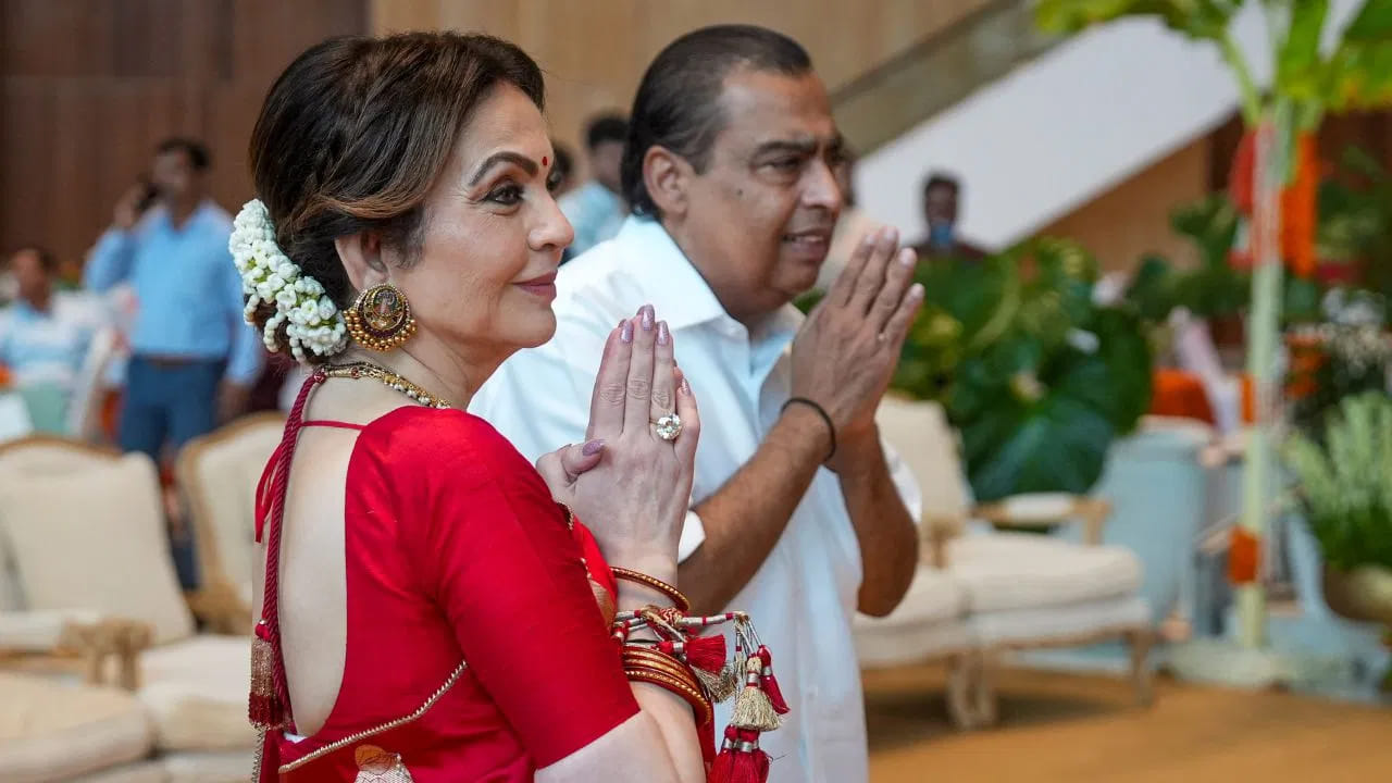 Mukesh Ambani: ప్రపంచంలోని అత్యంత ధనవంతుల జాబితాలో ముఖేష్ అంబానీ పేరు మొదటి పది స్థానాల్లో ఉంది. ఆయన దేశంలోనే అత్యంత ధనవంతుడు. అతను తన కుటుంబంతో ముంబైలోని ఆంటిలియాలో నివసిస్తున్నాడు. ముఖేష్ అంబానీ కంపెనీ రిలయన్స్. దీని కింద జియో, ట్రెండ్స్, అజియో, స్మార్ట్ బజార్ వంటి బహుళ కంపెనీలు ఉన్నాయి.