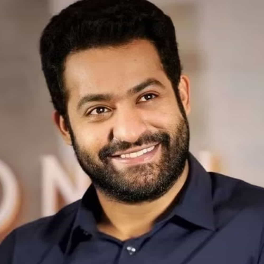 వార్ 2 చిత్రంలో హృతిక్ రోషన్ ప్రధాన పాత్రలో నటిస్తుండగా.. ఎన్టీఆర్ కీలకపాత్ర పోషిస్తున్నాడు. త్వరలోనే దేవర పార్ట్ 2 షూటింగ్ స్టార్ట్ చేయనున్నాడు. అలాగే డైరెక్టర్ ప్రశాంత్ నీల్ దర్శకత్వంలో ఓ మూవీ చేయనున్నాడు. 