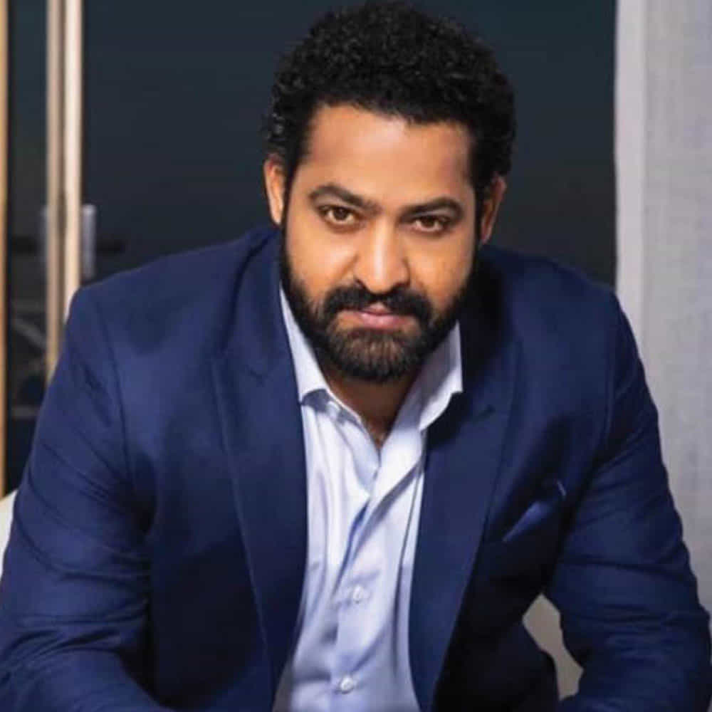 ఇదిలా ఉంటే.. సోషల్ మీడియాలో ఎన్టీఆర్ ఎప్పుడో ఒకసారి పోస్ట్ చేస్తుంటారు. నెట్టింట యాక్టివ్ గా ఉండేందుకు తారక్ అసలు ఇష్టపడరు. అయినప్పటికీ ఈ హీరోను ఫాలో అయ్యేవాళ్ల సంఖ్య మిలియన్లలో ఉంటుంది. 