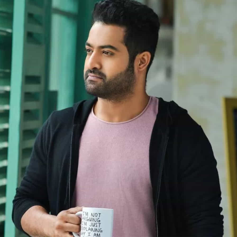 తారక్ కు ఇన్ స్టాలో 7.4 మిలియన్ మంది ఫాలోవర్స్ ఉన్నారు. కానీ ఇన్ స్టాలో ఎన్టీఆర్ ఏ ఒక్కరిని ఫాలో కావడం లేదు. ఇక ఫేస్ బుక్ విషయానికి వస్తే అతడికి 6.3 మిలియన్ ఫాలోవర్స్ ఉన్నారు.