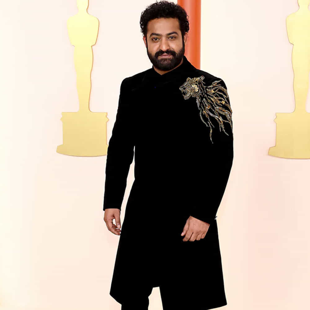 కానీ ఎన్టీఆర్ మాత్రం ఫేస్‌బుక్‌లో కేవలం రెండు ఖాతాలను మాత్రమే ఫాలో అవుతున్నారు. అందులో ఒకటి డైరెక్టర్ రాజమౌళి కాగా.. మరొకటి ఎన్టీఆర్ ఆర్ట్స్ ప్రొడక్షన్ బ్యానర్. ఇక ట్విట్టర్ లో కేవలం రాజమౌళిని మాత్రమే ఫాలో అవుతున్నారు. 