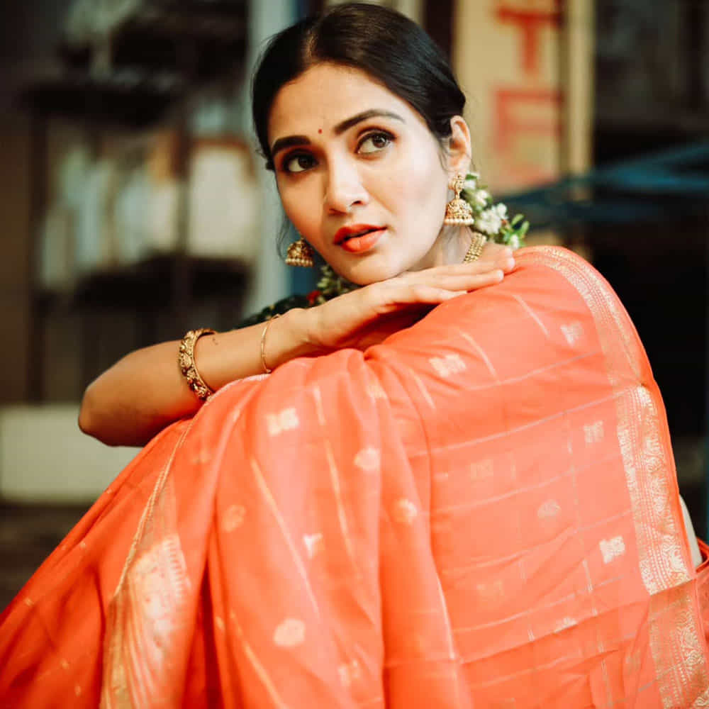 ఈ సీరియల్లో విలన్ పాత్రలో అద్భుతమైన నటనతో కట్టిపడేస్తుంది గాయత్రి. అందం, అభినయంతో తెలుగు ప్రేక్షకులను ఆకట్టుకుంటుంది. తన బావ కార్తీక్ ను దక్కించుకునేందుకు ఎందుకైనా తెగించే పాత్రలో కనిపిస్తుంది గాయత్రి. 