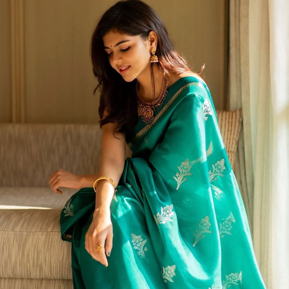 కళ్యాణి ప్రియదర్శన్ సోషల్ మీడియాలో చాలా యాక్టివ్ గా ఉంటుంది. రెగ్యులర్ గా క్రేజీ ఫోటోస్ షేర్ చేస్తూ అభిమానులను ఆకట్టుకుంటుంది. తాజాగా ఈ అమ్మడు చిన్ననాటి ఫోటో తెగ వైరలవుతుంది. 