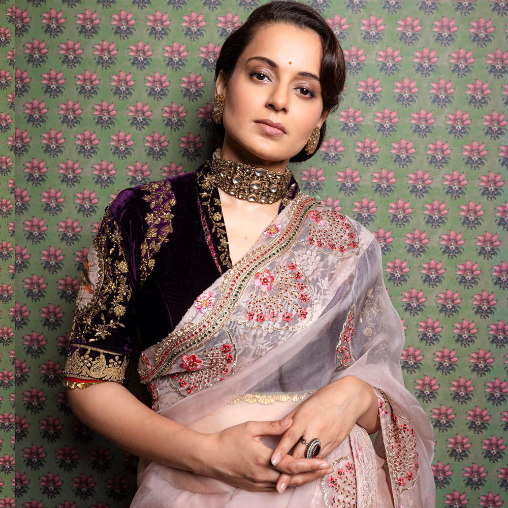 ఆమెకు అవకాశాలు రాకుండా అడ్డుకున్నారు. దీంతో తనే నిర్మాతగా మారి సినిమాలను నిర్మిస్తుంది. ఇప్పుడు బీజీపీ పార్టీలో చేరింది. ఇటీవల జరిగిన ఎన్నికల్లో హిమాచల్ ప్రదేశ్ లోని మండి నుంచి ఆమె ఎంపిగా పోటీ చేసి ఘన విజయం సాధించింది.