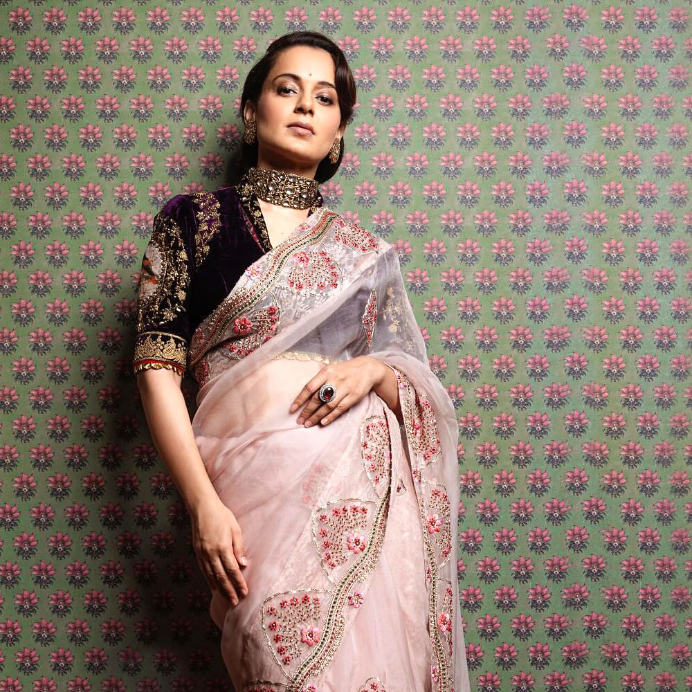 తాజాగా బాలీవుడ్ పై షాకింగ్ కామెంట్స్ చేసింది కంగనా. బాలీవుడ్ సినిమాల్లో వివాహబంధాన్ని తప్పుగా చూపిస్తున్నారని ఆమె అన్నారు. అంతే కాదు బాలీవుడ్ సినిమాల్లో స్త్రీల విలువను తగ్గించే సందర్భాలెన్నో చూశాను అని కంగనా సోషల్ మీడియాలో పోస్ట్ చేసింది. 