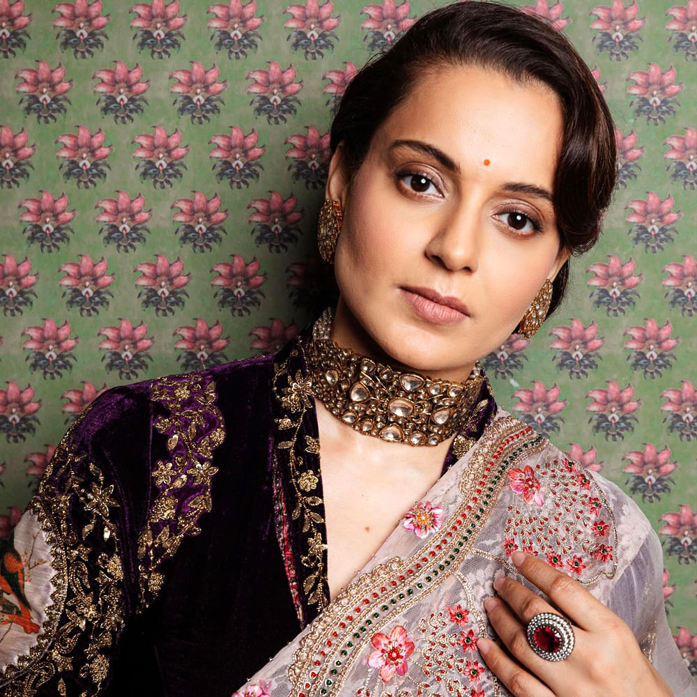  డైరెక్టర్ అనురాజ్ బసు దర్శకత్వం వహించిన గ్యాంగ్ స్టర్ చిత్రంతో కంగనా బాలీవుడ్ తెరంగేట్రం చేసింది. ఇందులో ఆమె నటనకు ప్రసంసలు అందుకుంది. ఆ తర్వాత ఫ్యాషన్ సినిమాతో సూపర్ హిట్ ఖాతాలో వేసుకుంది.