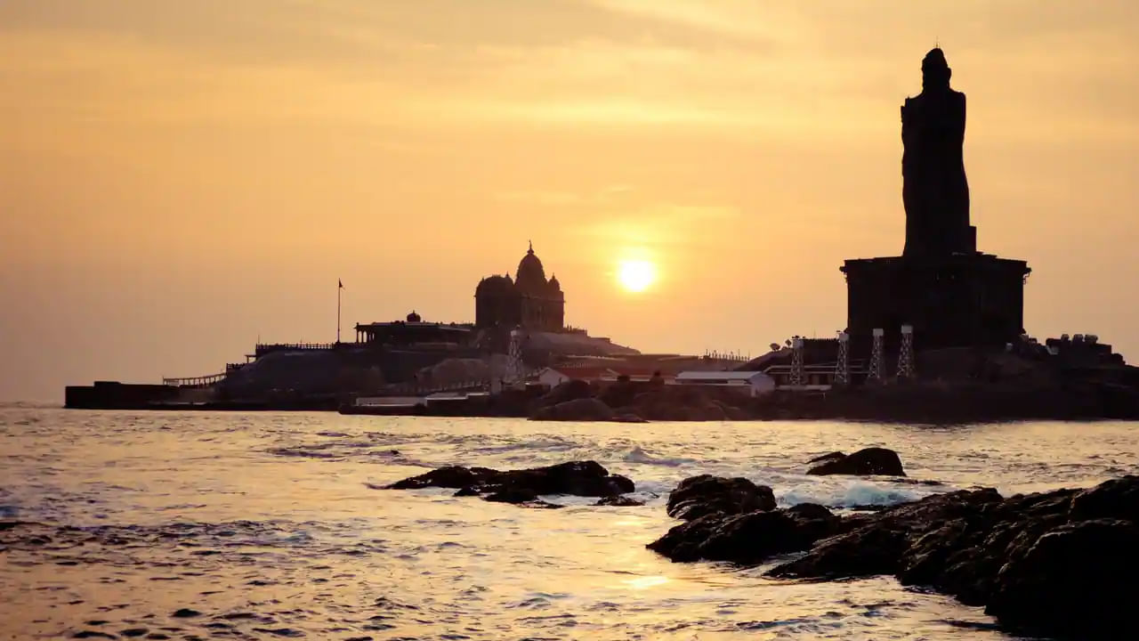  కన్యాకుమారి, తమిళనాడు:  తమిళనాడు కన్యాకుమారి ప్రాంతంలో అరెబియా సముద్రం, హిందూ మహాసముద్రం కలిస్తాయి. ఇక్కడ సూర్యోదయాన్ని వీక్షిస్తే మధురానుభూతి కలుగుతుందని ప్రకృతి ప్రేమికులు చెబుతున్నారు.