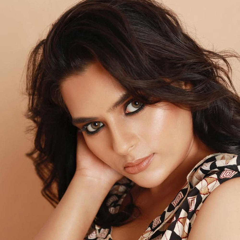 ఆ తర్వాత బలగం సినిమాతో హీరోయిన్ గా సూపర్ హిట్ అందుకుంది. ఈ మూవీతో ఇండస్ట్రీలో ఆమె పేరు మారుమోగింది. ఈ సినిమా తర్వాత తెలుగులో వరుస ఆఫర్స్ అందుకుంటుంది అనుకున్నారు అంతా. 