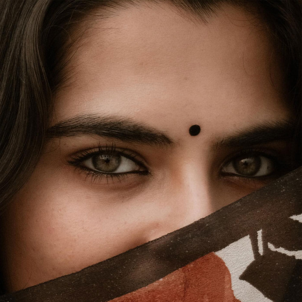 టాలీవుడ్ సినీ ప్రియులకు ఆమె బాలనటిగా సుపరిచితమే. కానీ ఇప్పుడు హీరోయిన్ గా వెండితెరపై సత్తా చాటుతుంది. కథానాయికగా హిట్స్ అందుకుంటూ ప్రేక్షకులకు మరింత దగ్గరవుతుంది. ఇంతకీ పైన ఫోటోలో కనిపిస్తున్న ఈ కాటుక కళ్ల చిన్నది ఎవరో తెలుసా.. ? 