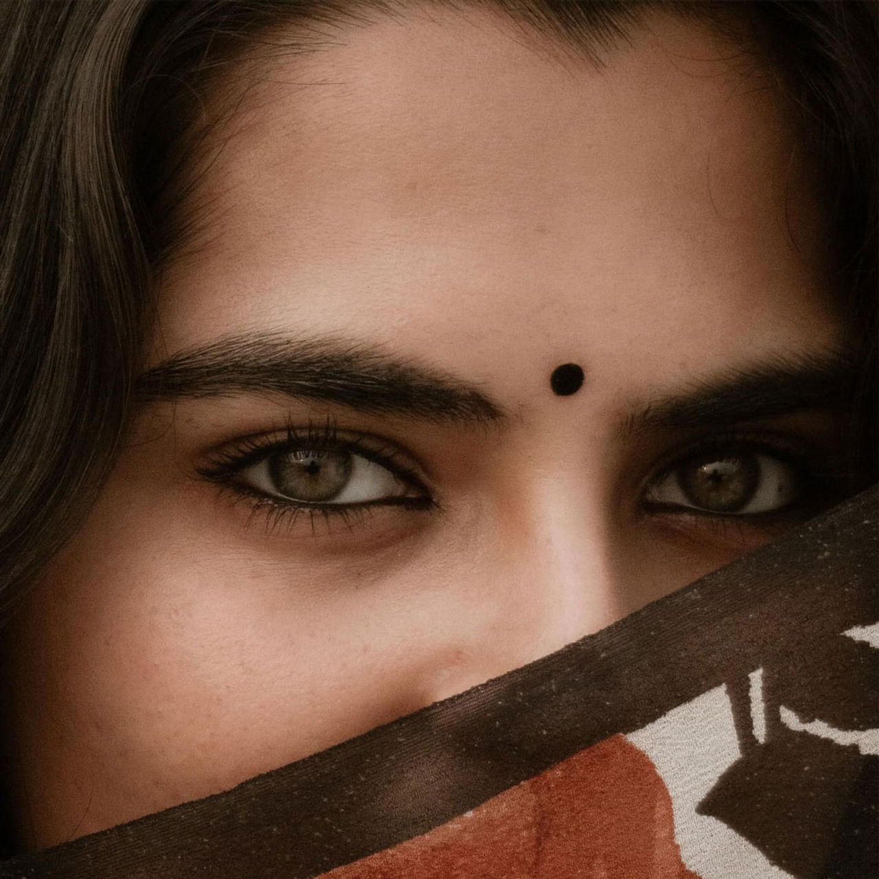 టాలీవుడ్ సినీ ప్రియులకు ఆమె బాలనటిగా సుపరిచితమే. కానీ ఇప్పుడు హీరోయిన్ గా వెండితెరపై సత్తా చాటుతుంది. కథానాయికగా హిట్స్ అందుకుంటూ ప్రేక్షకులకు మరింత దగ్గరవుతుంది. ఇంతకీ పైన ఫోటోలో కనిపిస్తున్న ఈ కాటుక కళ్ల చిన్నది ఎవరో తెలుసా.. ? 