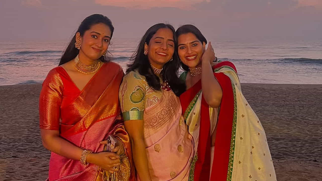 ఈ నటి ఎప్పుడూ సోషల్ మీడియాలో యాక్టివ్గా ఉంటూ తన లేటెస్ట్ ఫొటోస్ షేర్ చేస్తూ , అభిమానులను పలకరిస్తూ ఉంటుంది.