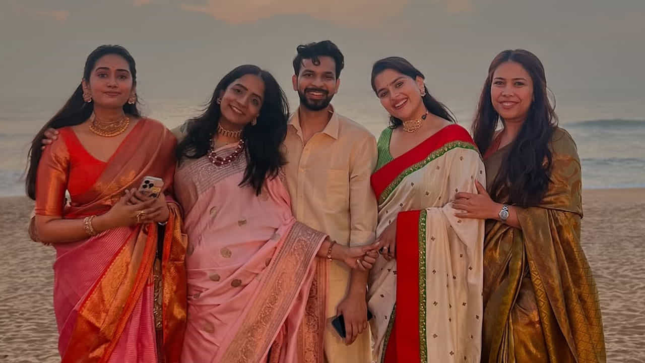 తాజాగా ఈ ముద్దుగుమ్మ చీరలో చూడముచ్చటగా కనిపించింది. పట్టు చీరలో అచ్చం పల్లెటూరు తెలుగు అమ్మాయిలా.. చూడడానికి ఎంతో అందంగా ఉంది.
