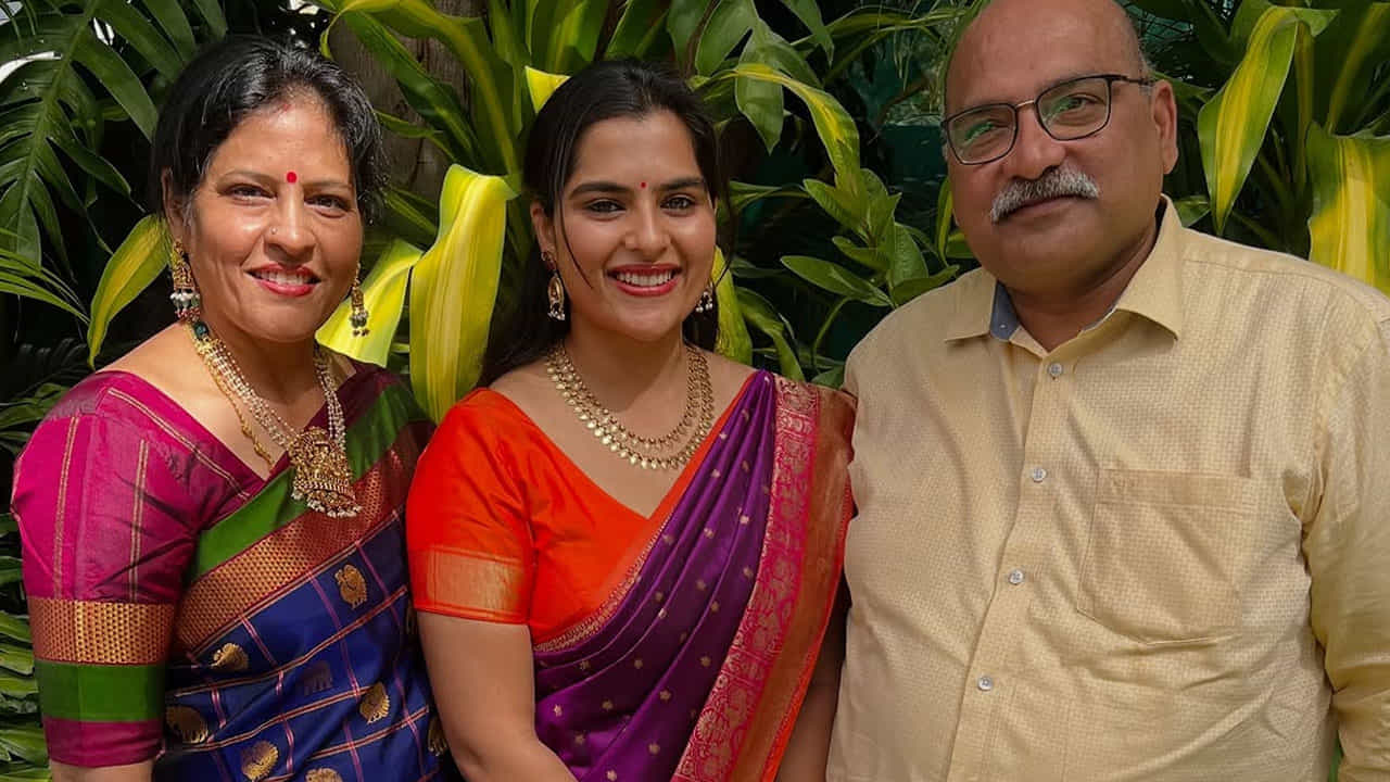 దానికి సంబంధించిన ఫొటోలను ఇన్స్టాలో షేర్ చేయడంతో ఇవి నెట్టింట తెగ ట్రెండ్ అవుతున్నాయి. ఇక ఈ ఫొటోలు చూసిన నెటిజన్స్ చీరకట్టులో అచ్చం పల్లెటూరు పిల్లలా చాలా అందంగా ఉన్నావంటూ కామెంట్స్ చేస్తున్నారు.