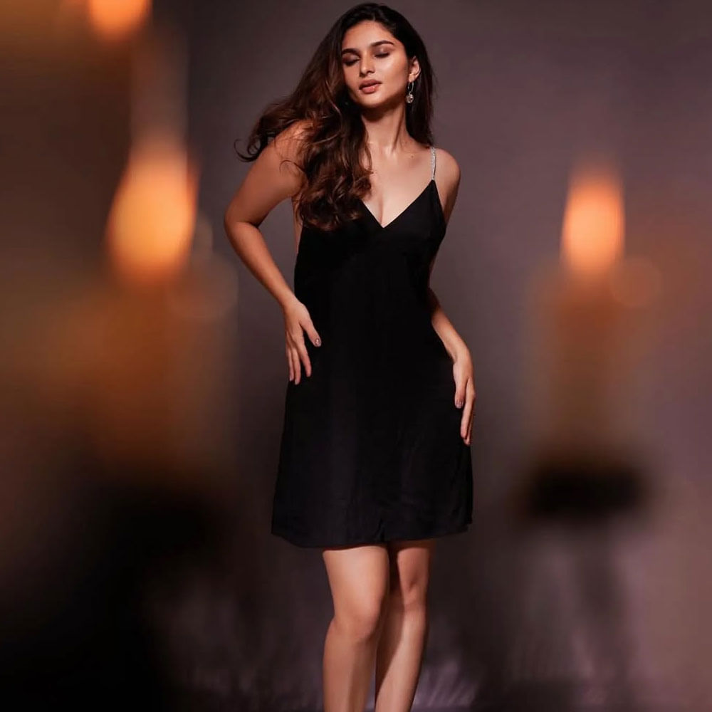 ఈ సినిమాతోపాటు అటు హీరోయిన్ కయదు లోహర్ సైతం చాలా ఫేమస్ అయ్యింది. ఈ చిత్రంలో డ్రాగన్ సినిమాలో అనుపమ పరమేశ్వరన్ ఒక హీరోయిన్ నటించగా.. సెకండ్ హీరోయిన్ గా కయదు లోహర్ ఎంట్రీ అదిరిపోతుంది. 