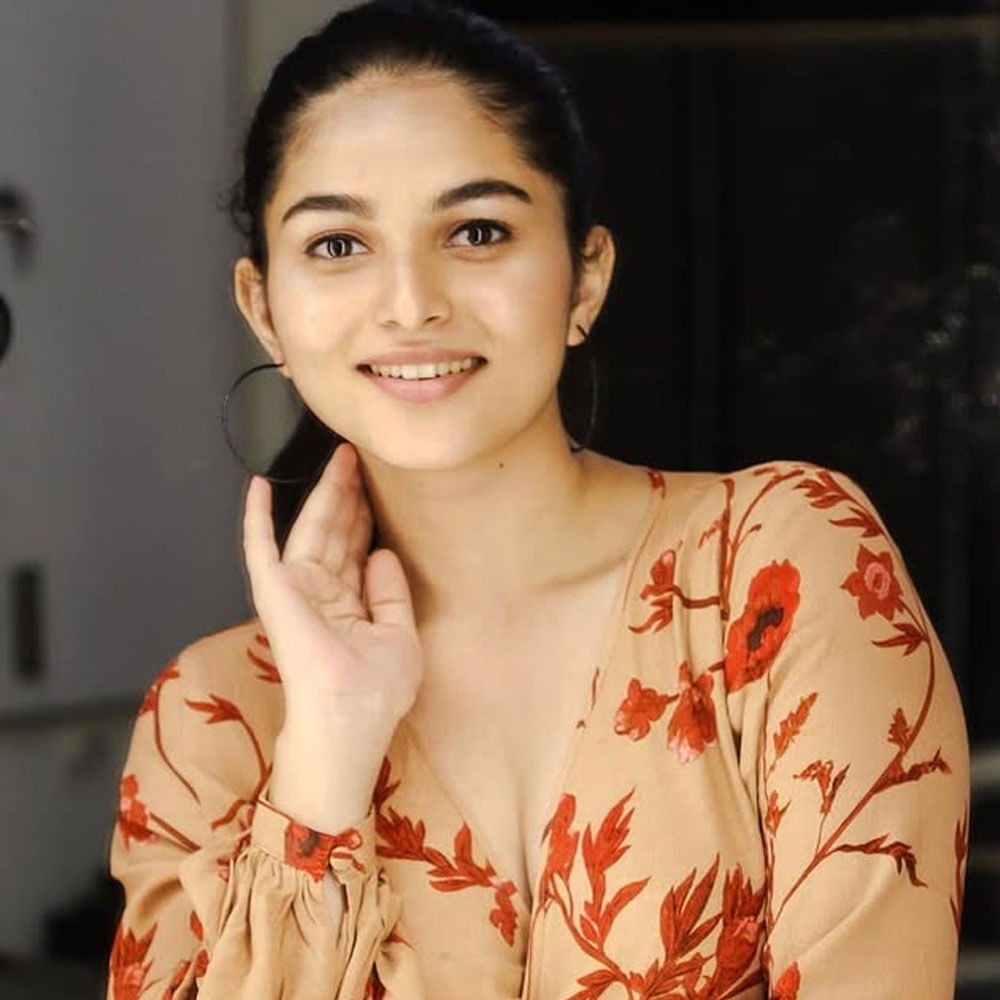 యూత్ ఫుల్ ఎంటర్టైనర్ గా వచ్చిన డ్రాగన్ సినిమాతో కయదు అడియన్స్ హృదయాలను కొల్లగొట్టింది. సినిమాలో అమ్మడి లుక్స్, యాక్టింగ్ అంతా పర్ఫెక్ట్ గా అనిపించింది. అమ్మడి ఫీచర్స్ చూసిన ఎవరైనా సరే స్టార్ మెటీరియల్ అనేస్తున్నారు. 