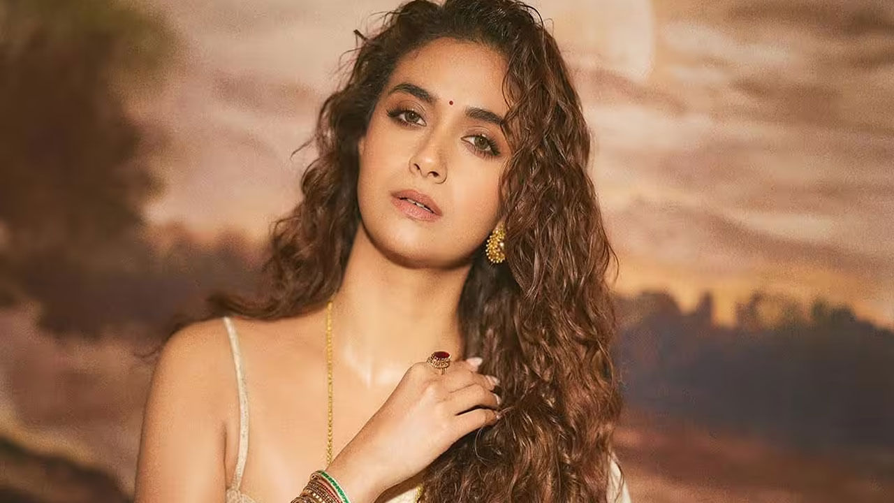 ఇక కీర్తి సురేష్ ఇటీవలే తన చిన్న నాటి స్నేహితుడు ఆంటోని థట్టిల్‌ను తన కుటుంబ సభ్యుల సమక్షంలో వివాహం చేసుకున్న విషయం తెలిసిందే.