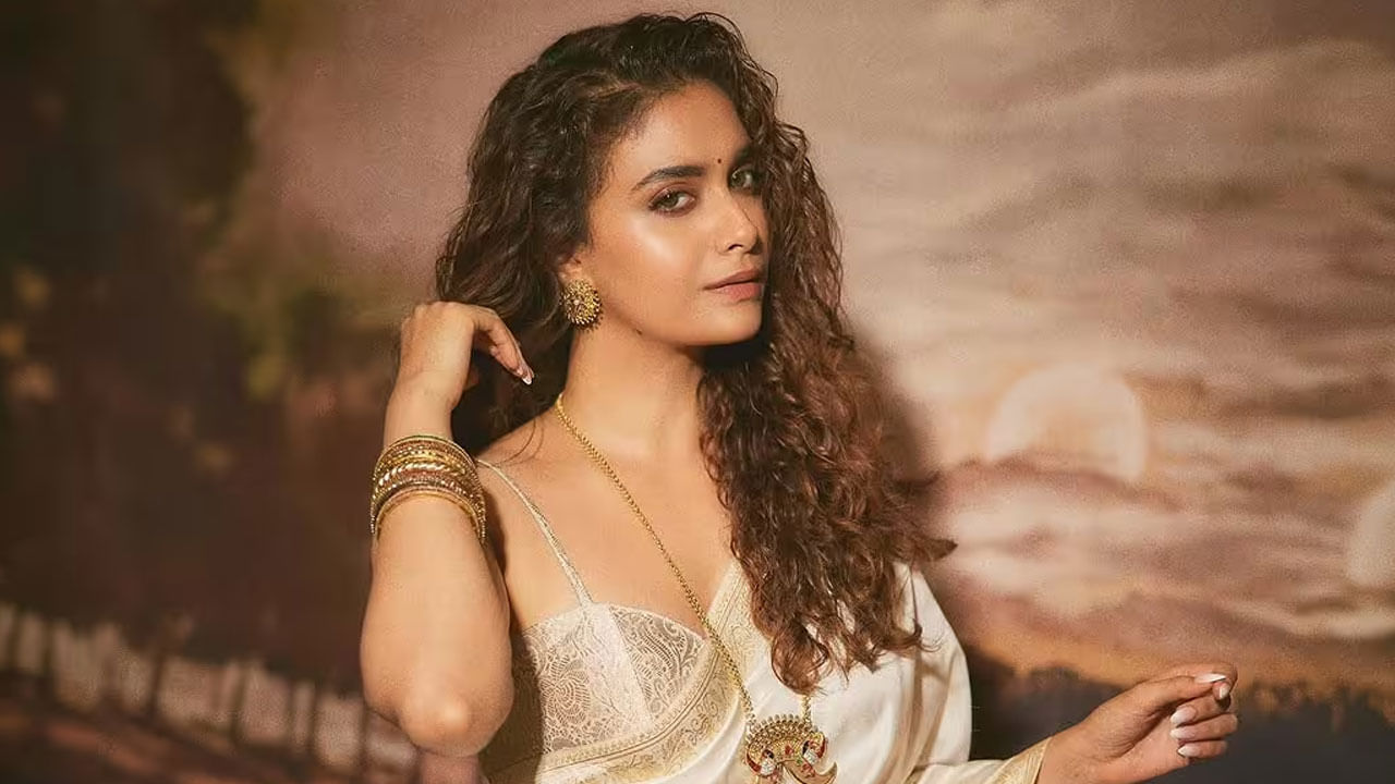 వివాహం తర్వాత కీర్తి పసుపు తాడుతో పలు సార్లు మీడియా కంట చిక్కింది. దీంతో అందరూ ఈ నటి తెగ పొగిడేశారు. మెడలో తాళితో కీర్తి చాలా అందంగా ఉంది. తాను వివాహానికి మంచి గౌరవం ఇస్తుందన్నారు.