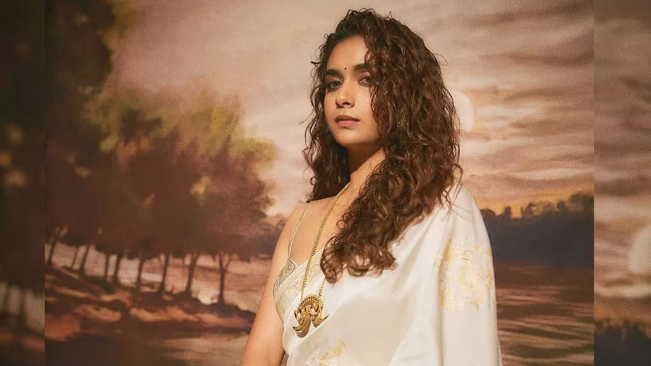 అయితే తాజాగా ఈ ముద్దుగుమ్మ నటించిన బాలీవుడ్ మూవీ అక్క టీజర్ విడుదల చేయగా అందులో ఈ అమ్మడు తాళి లేకుండా కనిపించారు.