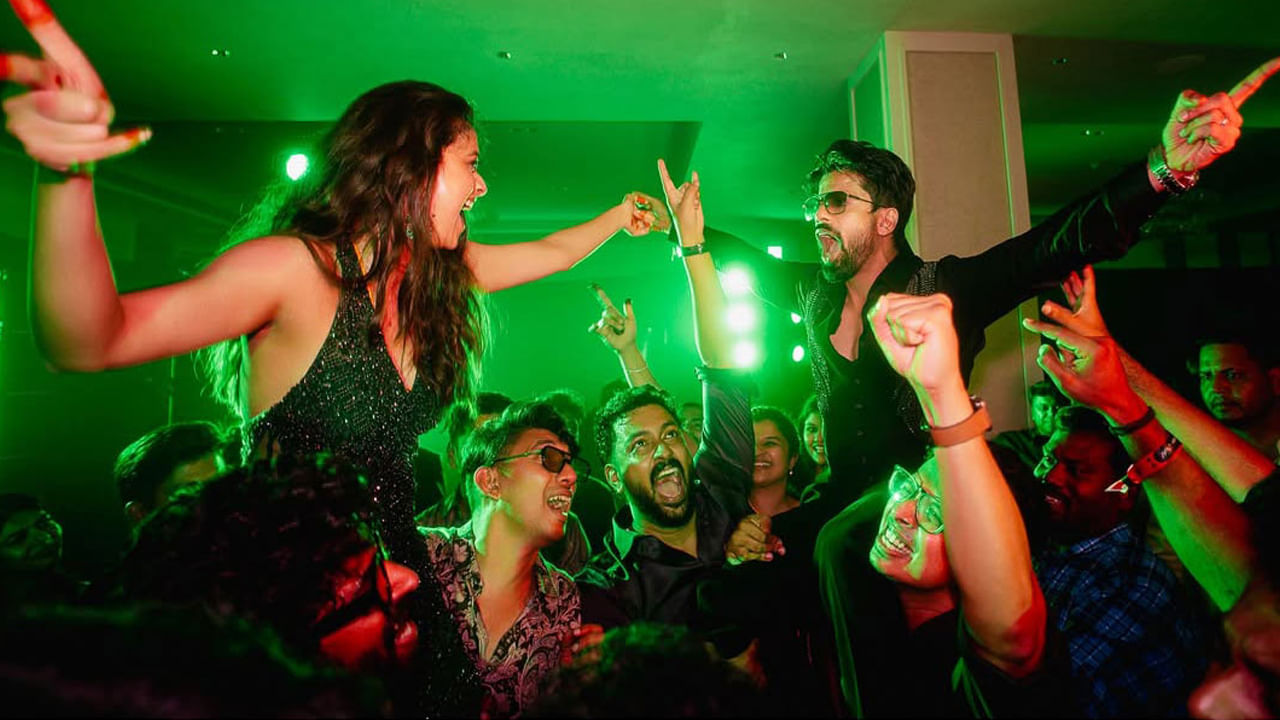  కాగా పెళ్లి తర్వాత  తాను హీరోయిన్ గా నటించిన బేబీజాన్ సినిమా ప్రమోషన్లలో పాల్గొంది కీర్తి సురేశ్. దీంతో భర్తతో కలిసి సమయం గడిపే అవకాశం రాలేదు.
