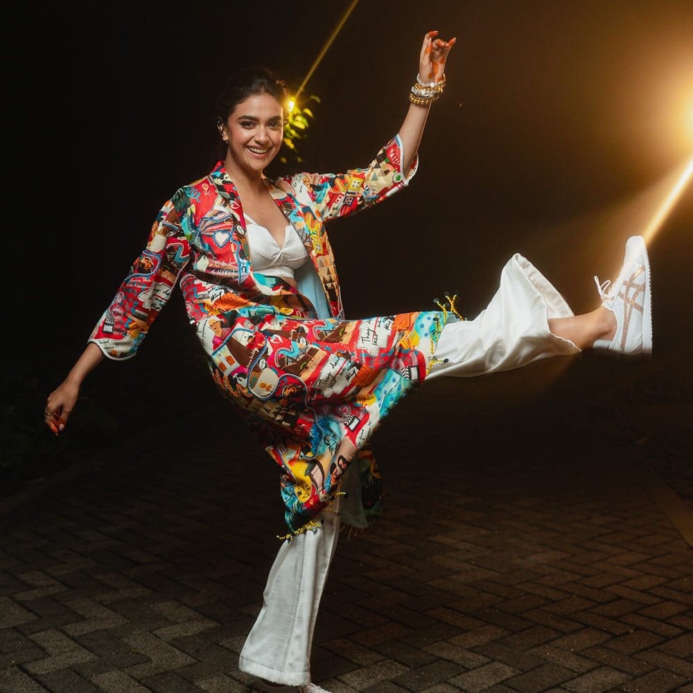 పెళ్లి తర్వాత ఇప్పటి వరకు కొత్త ప్రాజెక్ట్స్ ఏవీ సైన్ చేయని కీర్తి సురేష్.. ఇదివరకు ఒప్పుకున్న సినిమాలను పూర్తి చేస్తున్నారు. పైగా సోషల్ మీడియాలో ఎప్పటికప్పుడు భర్తతో కలిసి ఫోటోషూట్స్ చేస్తున్నారు కీర్తి.