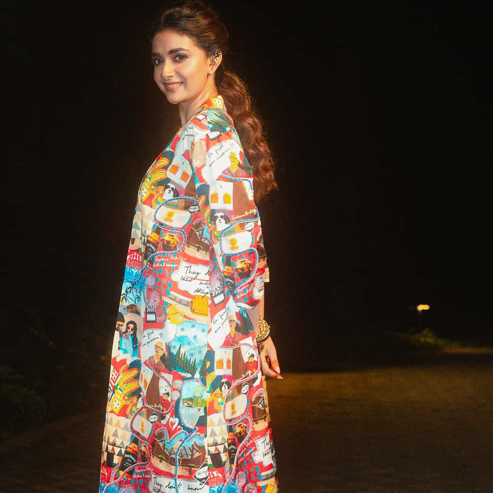 
తాజాగా కొత్త సినిమాకు సైన్ చేసారు ఈ భామ. అది కూడా సొంత భాష మలయాళంలోనే ఒప్పుకున్నారు కీర్తి. 2018 ఫేమ్ టోవినో థామస్‌తో ఈమె సినిమా చేయబోతున్నారు. అప్పుడెప్పుడో సైన్ చేసిన రివాల్వర్ రీటాతో పాటు తమిళంలో కన్నివేడి సినిమాలు చేస్తున్నారు కీర్తి. 