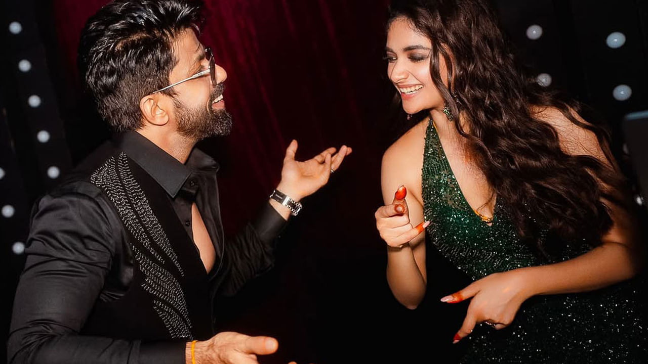  లేడీ ఓరియంటెడ్ స్టోరీ నేపథ్యంలో తెరకెక్కుతోన్న రివాల్వర్ రీటాలో కీర్తి సురేశ్ మెయిన్ లీడ్ పోషిస్తోంది. అలాగే మరో సినిమాలోనూ కీర్తి యాక్ట్ చేస్తోంది.
