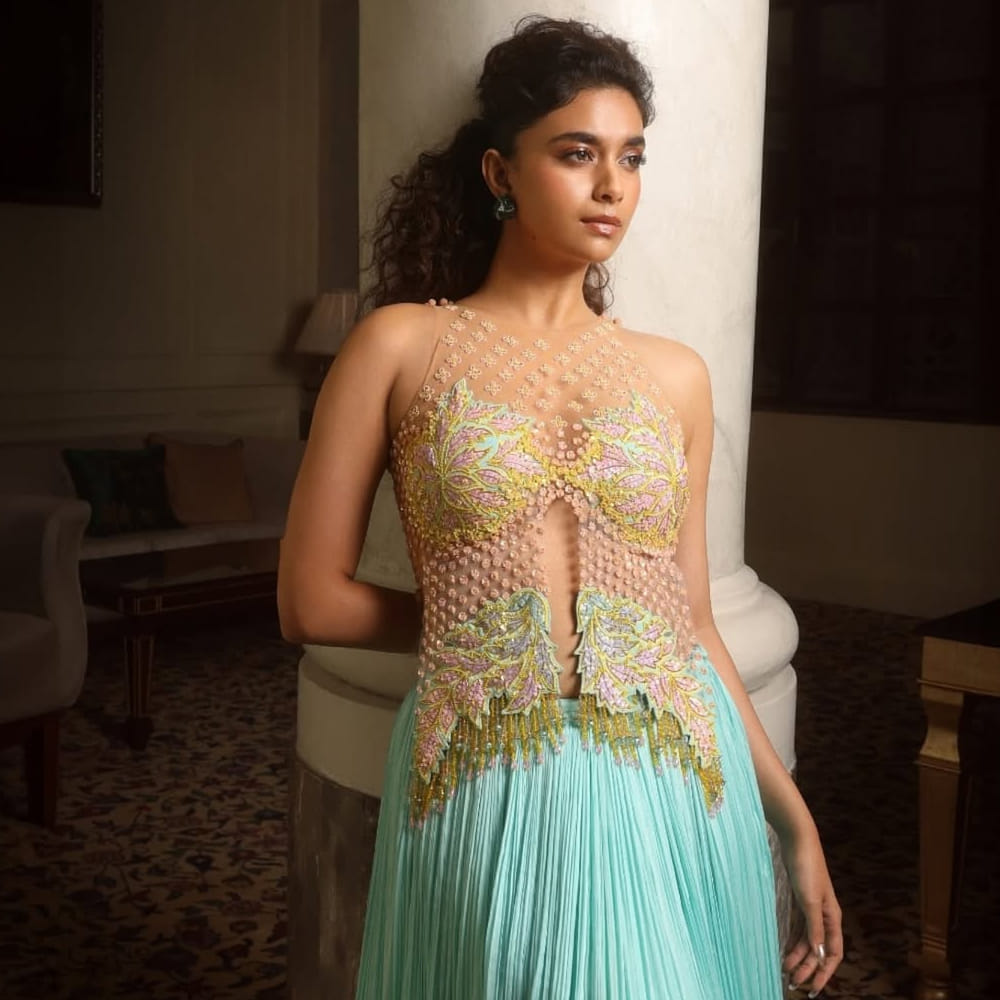 తాజాగా టొవినోతో కొత్త ప్రాజెక్ట్‌కు సైన్ చేసారు కీర్తి. ఈ విషయంపై స్వయంగా క్లారిటీ ఇచ్చారు టొవినో. దాంతో పాటు వెబ్ సిరీస్‌లు కూడా బాగానే చేస్తున్నారు ఈ బ్యూటీ. ప్రస్తుతం నెట్ ఫ్లిక్స్‌కు అక్క అనే సిరీస్ చేస్తున్నారు. 
